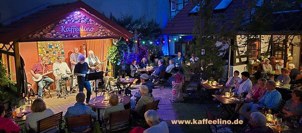 ein schner Sommerabend im Kaffeeelino